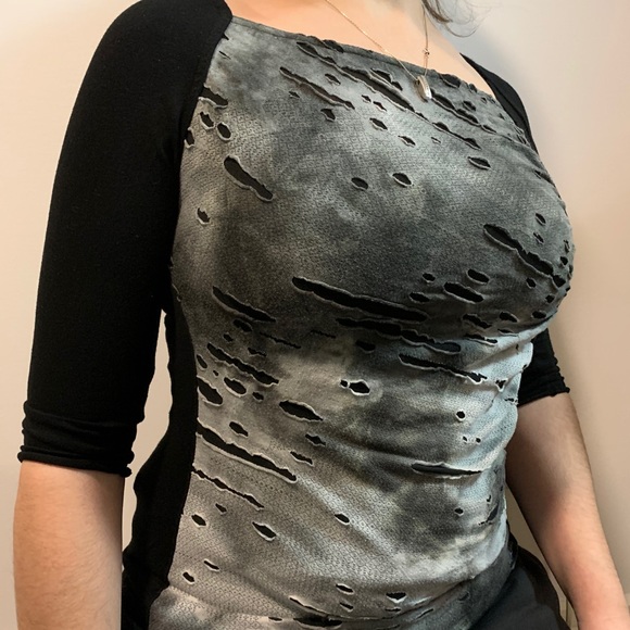 ⭐️2 /$12 ⭐️ Asymmetrical Distressed Shirt - Picture 2 of 3